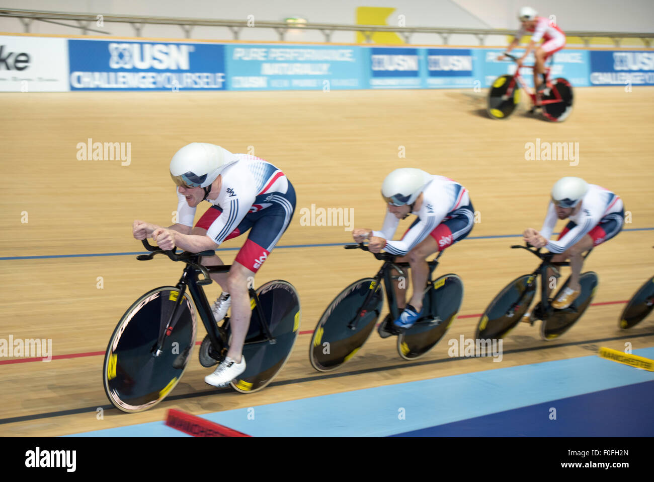 Ed Clancy conduce la Gran Bretagna team team Pursuit nella rivoluzione serie a Derby Arena, Derby, Regno Unito il 14 agosto 2015. La rivoluzione è una serie professional via racing series con molti dei migliori del mondo via i ciclisti. Questo evento si svolge su 3 giorni dal 14-16 agosto 2015, è un importante evento di preparazione per il Rio 2016 Giochi Olimpici, consentendo britannico piloti di segnare punti qualificanti per i giochi. Foto Stock
