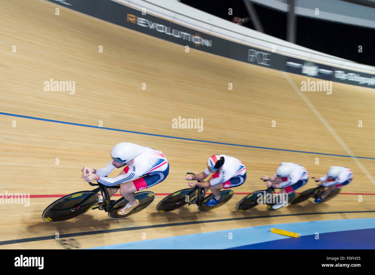 Sir Bradley Wiggins conduce la Gran Bretagna team Pursuit team a la rivoluzione serie a Derby Arena, Derby, Regno Unito il 14 agosto 2015. La rivoluzione è una serie professional via racing series con molti dei migliori del mondo via i ciclisti. Questo evento si svolge su 3 giorni dal 14-16 agosto 2015, è un importante evento di preparazione per il Rio 2016 Giochi Olimpici, consentendo britannico piloti di segnare punti qualificanti per i giochi. Foto Stock