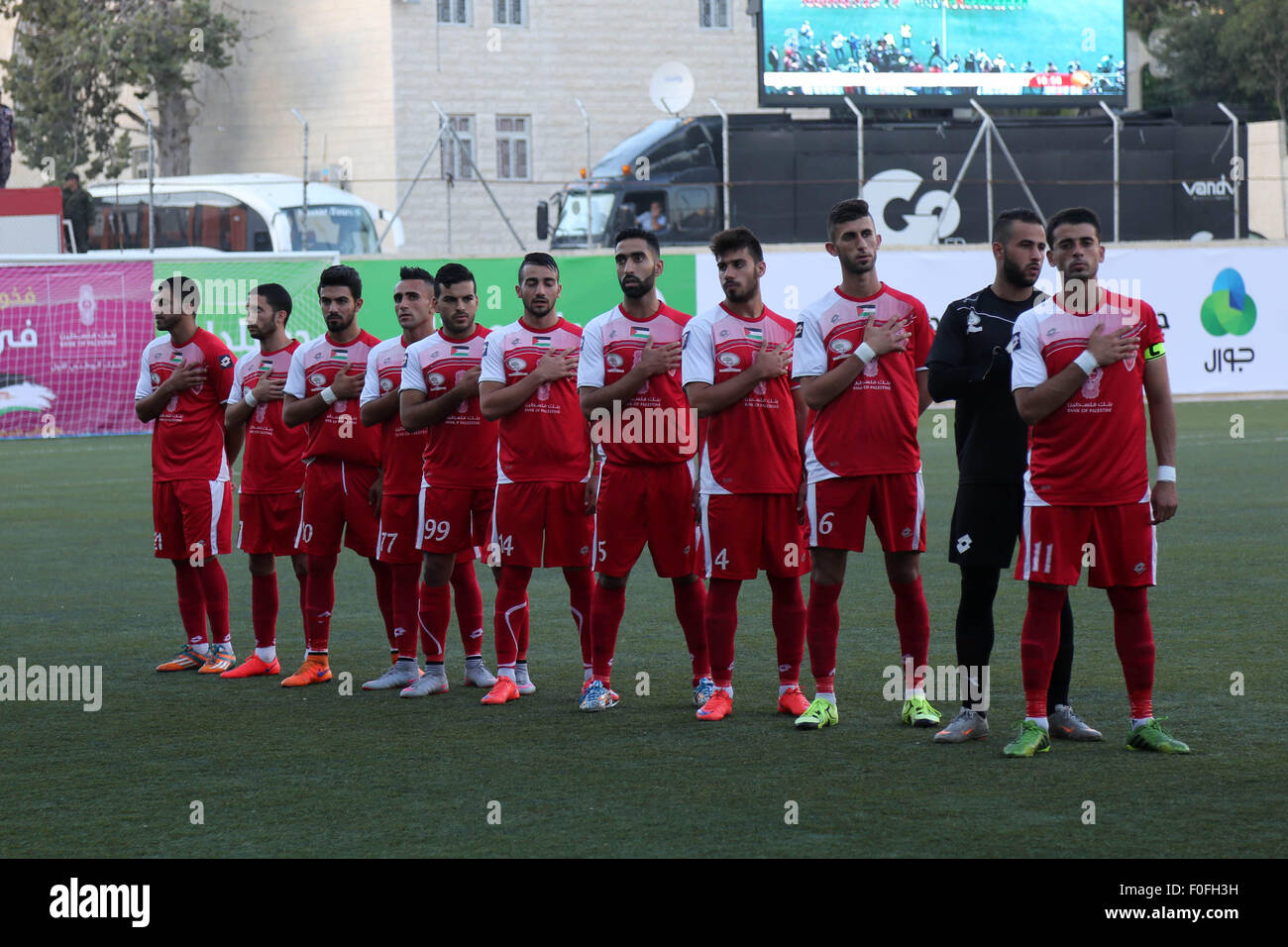 Hebron, West Bank, Territorio palestinese. 14 Ago, 2015. Hebron's Al-Ahly i giocatori di riposare prima del loro ritorno partita di calcio per la Palestina per la finale di coppa con la striscia di Gaza è Shejaiya's club a Hussein Bin Ali Stadium in Cisgiordania città di Hebron il 14 agosto 2015. Hebron's Al-Ahly ha vinto 2-1 in una drammatica fine per il primo scontro calcistico in quindici anni con un team da israeliano bloccato a Gaza per essere proclamato Campione palestinese. Credito: ZUMA Press, Inc./Alamy Live News Foto Stock