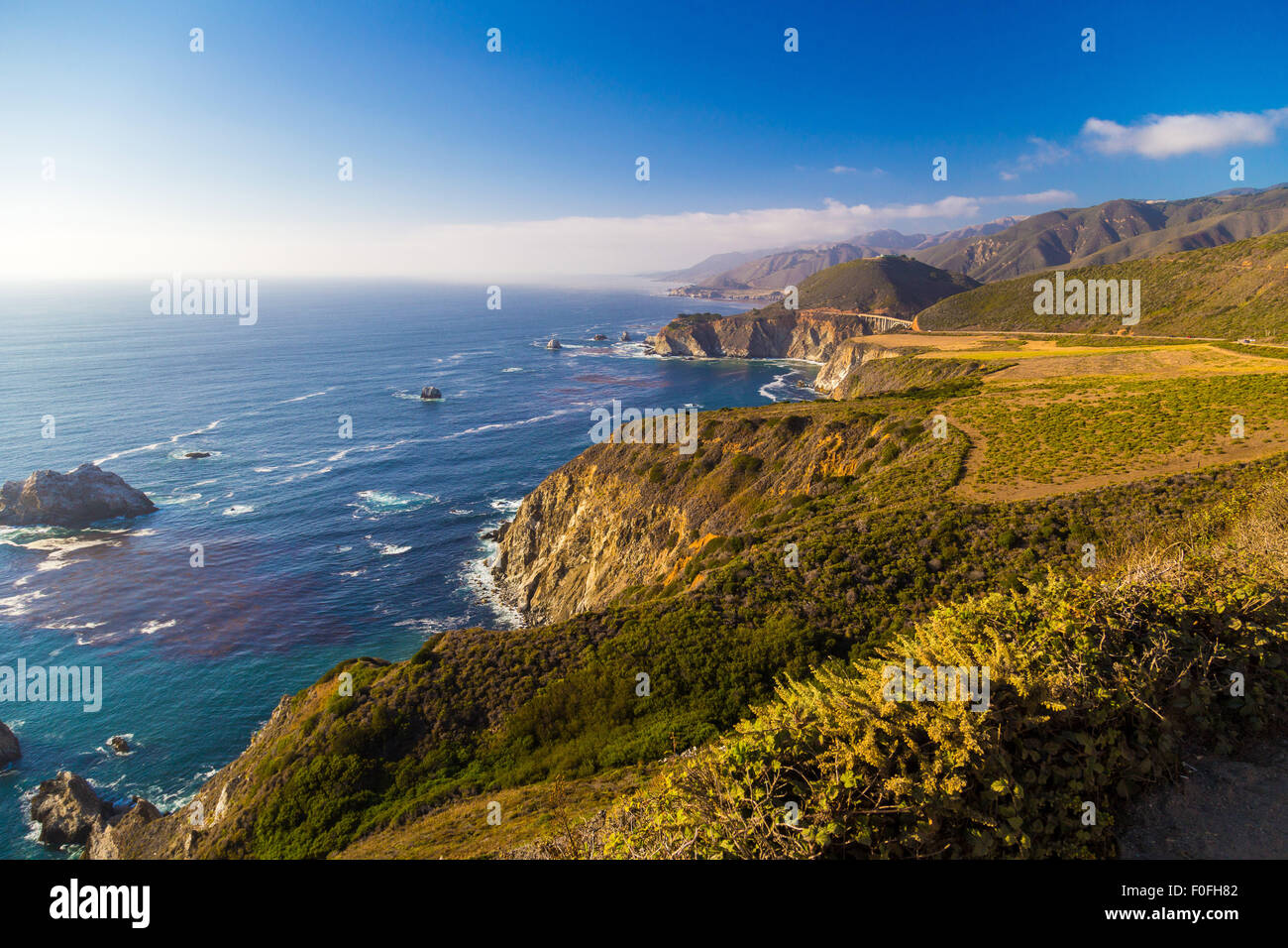 Bixby Creek Bridge visto lungo l'autostrada uno in Big Sur, California Foto Stock