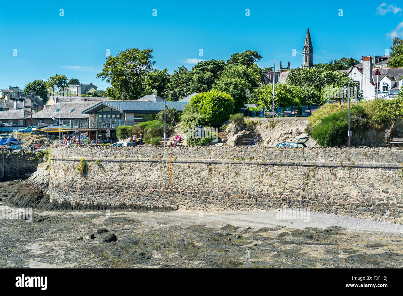 Vista del Menai Bridge area , Anglesey, Galles del Nord, Regno Unito adottate il 8 agosto 2015. Foto Stock