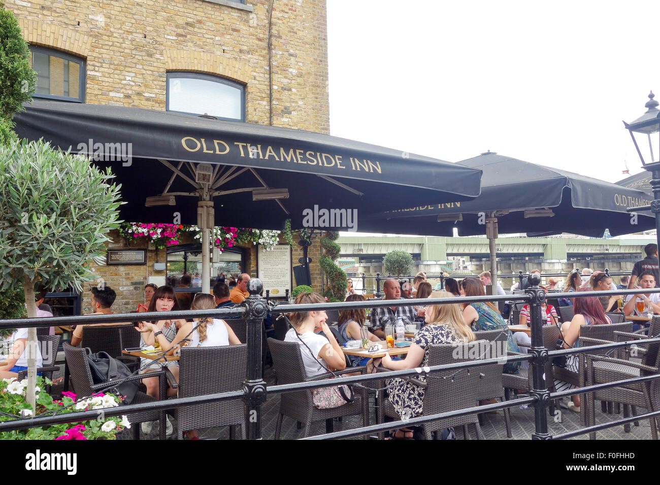 LONDON, Regno Unito - 9 Agosto 2015: Vecchia Upcross Inn è un riverside pub con belle vedute del Fiume Tamigi Foto Stock
