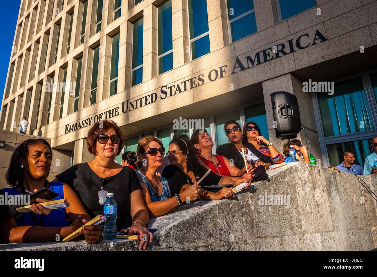 L'Avana, Cuba. 14 Ago, 2015. La gente guarda alzabandiera cerimonia presso l ambasciata degli Stati Uniti all Avana, Cuba, 14 agosto 2015. Stati Uniti Il segretario di Stato John Kerry presieduto qui il venerdì la cerimonia formale di innalzare la bandiera americana nel recentemente riaperto l'ambasciata degli Stati Uniti a Cuba, dopo 54 anni di ostilità tra i due paesi vicini. Credito: Liu Bin/Xinhua/Alamy Live News Foto Stock