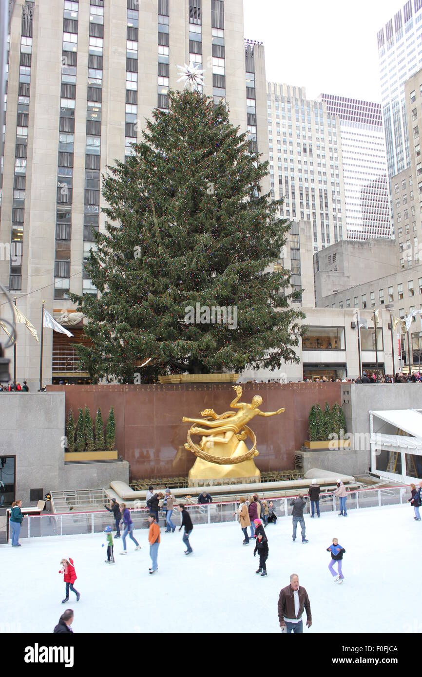Pattinaggio su ghiaccio nella parte anteriore del albero di Natale al Rockefeller Center Foto Stock