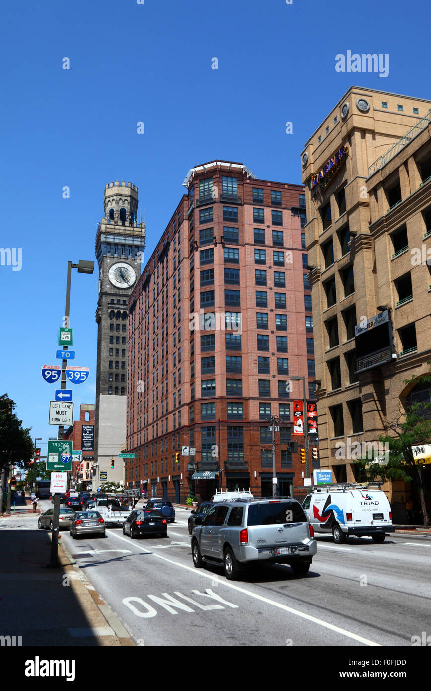 Traffic e Bromo-Seltzer Arts Clock Tower, Baltimore City, Maryland, USA Foto Stock