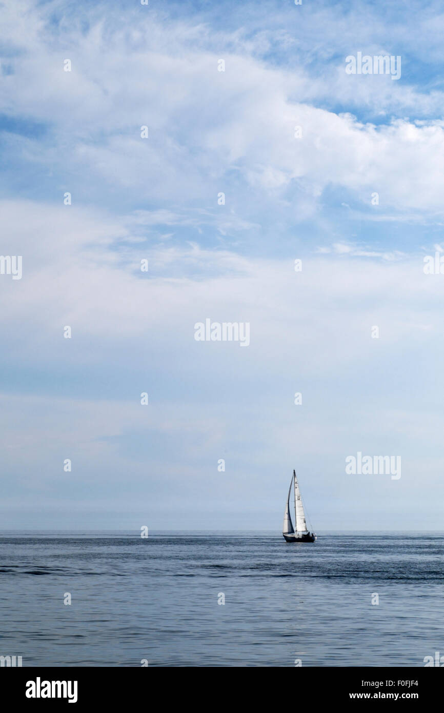 Barca a vela sul Lago Michigan. La barca ha appena usciti dal canale in Olanda, Michigan a salpare verso il tramonto un po' più tardi. Foto Stock