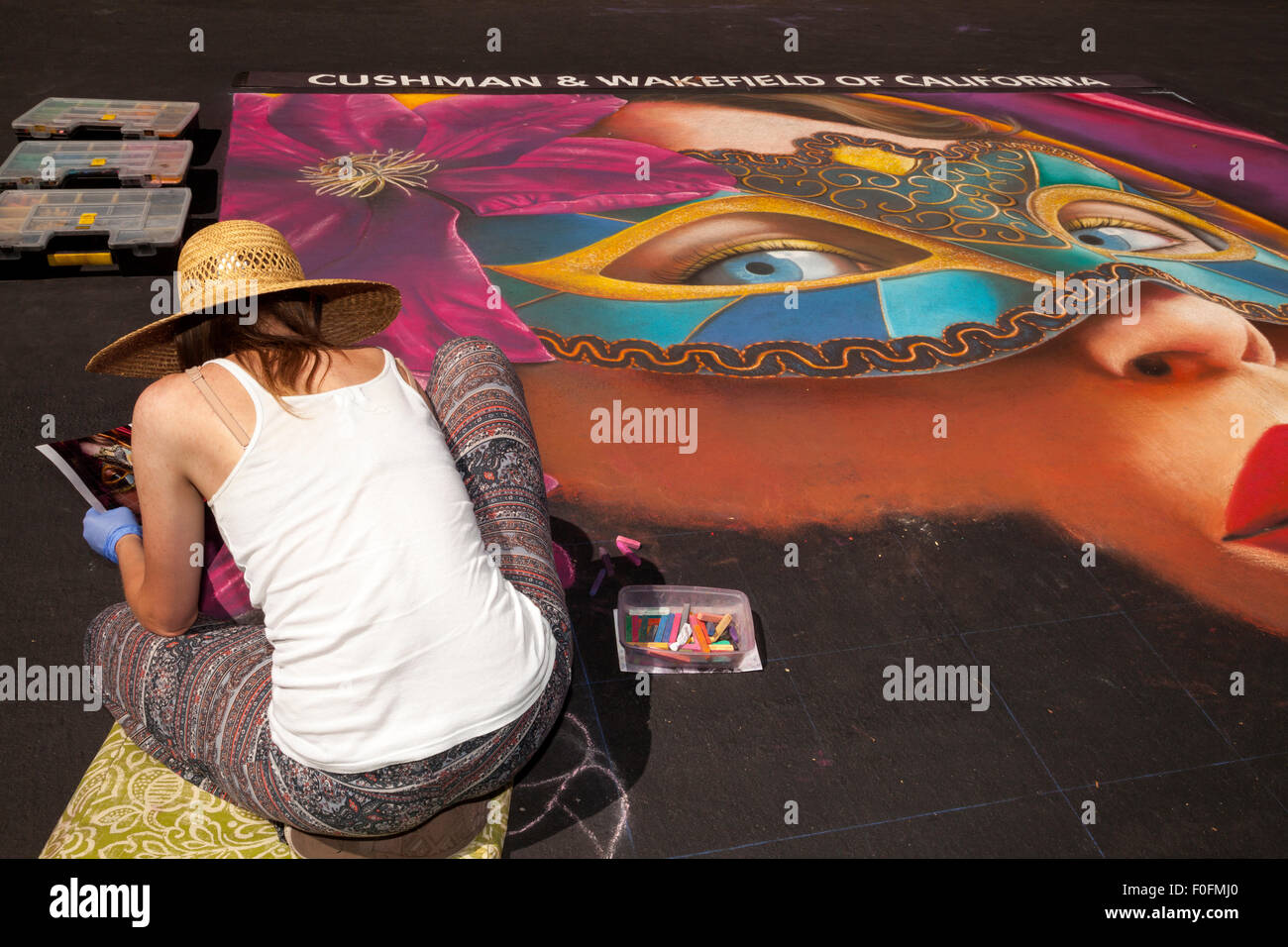 Artista al lavoro a Italian Street Painting, San Rafael, CALIFORNIA, STATI UNITI D'AMERICA Foto Stock