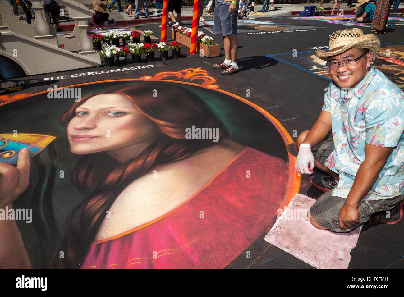 Artista al lavoro a Italian Street Painting, San Rafael, CALIFORNIA, STATI UNITI D'AMERICA Foto Stock