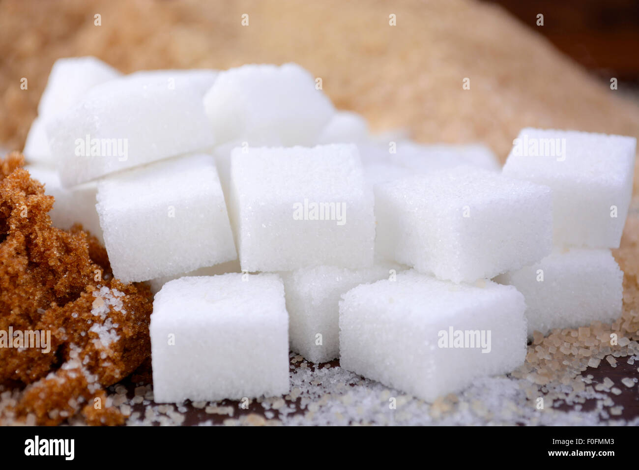 Diversi tipi di zucchero compreso il bianco, marrone, marrone scuro, demerara, caffè di cristalli di zucchero e cubetti di zucchero. Foto Stock