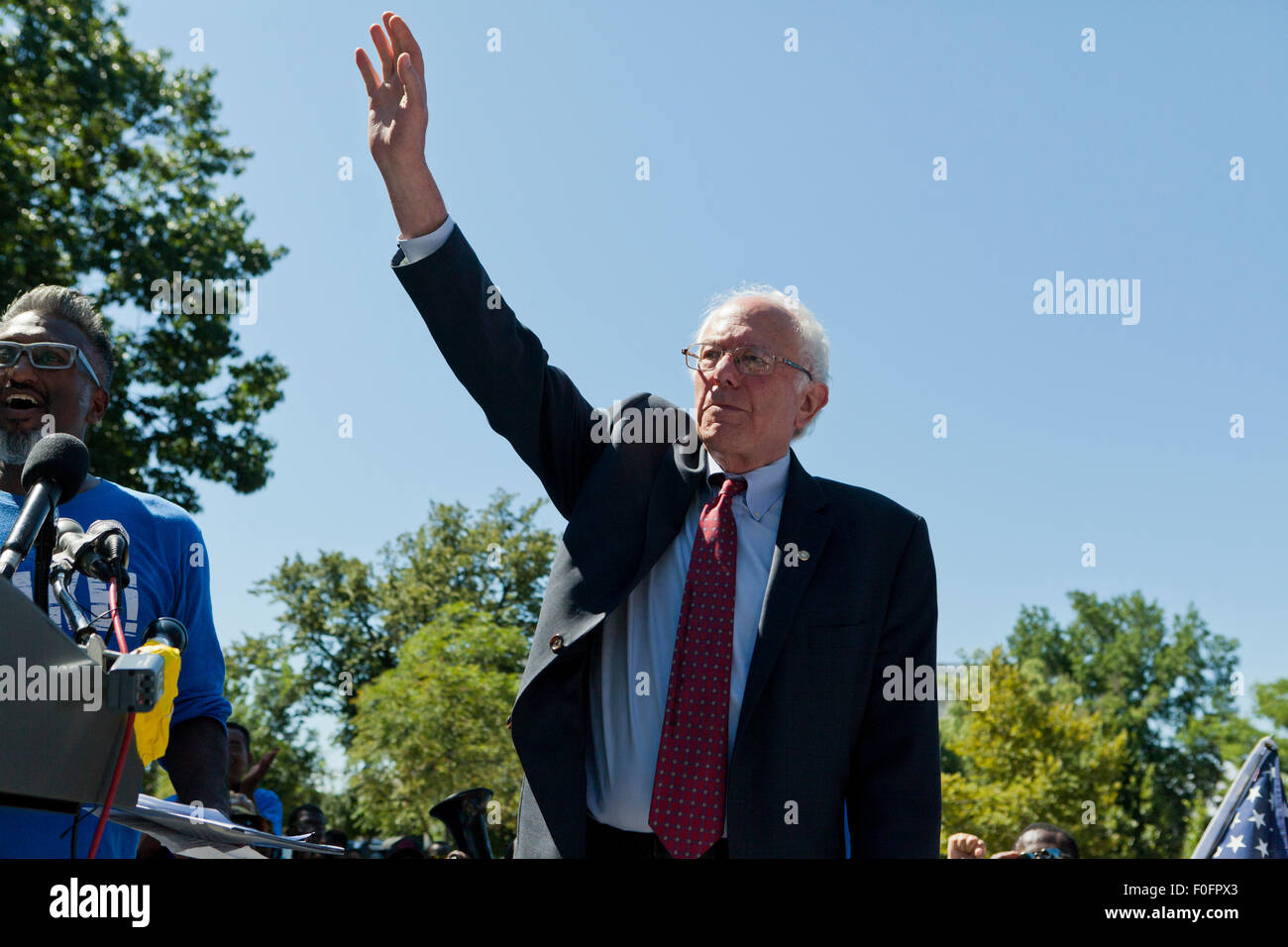 Noi Senatore Bernie Sanders (I-VT) agitando la mano alla folla - Washington DC, Stati Uniti d'America Foto Stock