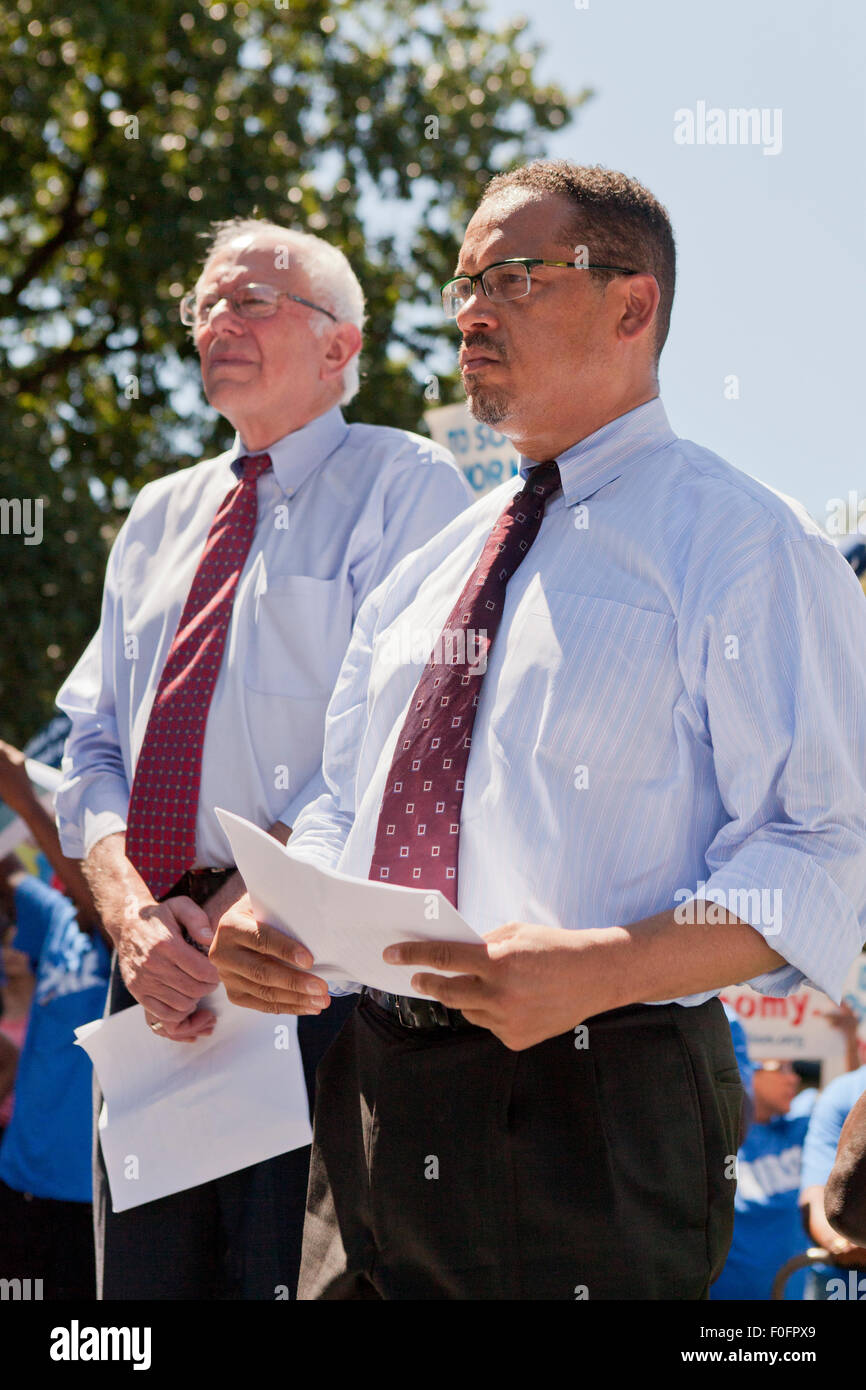 Keith Ellison (D-MN) e Bernie Sanders (I-VT) attendere sul palco per parlare durante il contratto federale di lavoratori in sciopero, Washington DC, Stati Uniti d'America Foto Stock