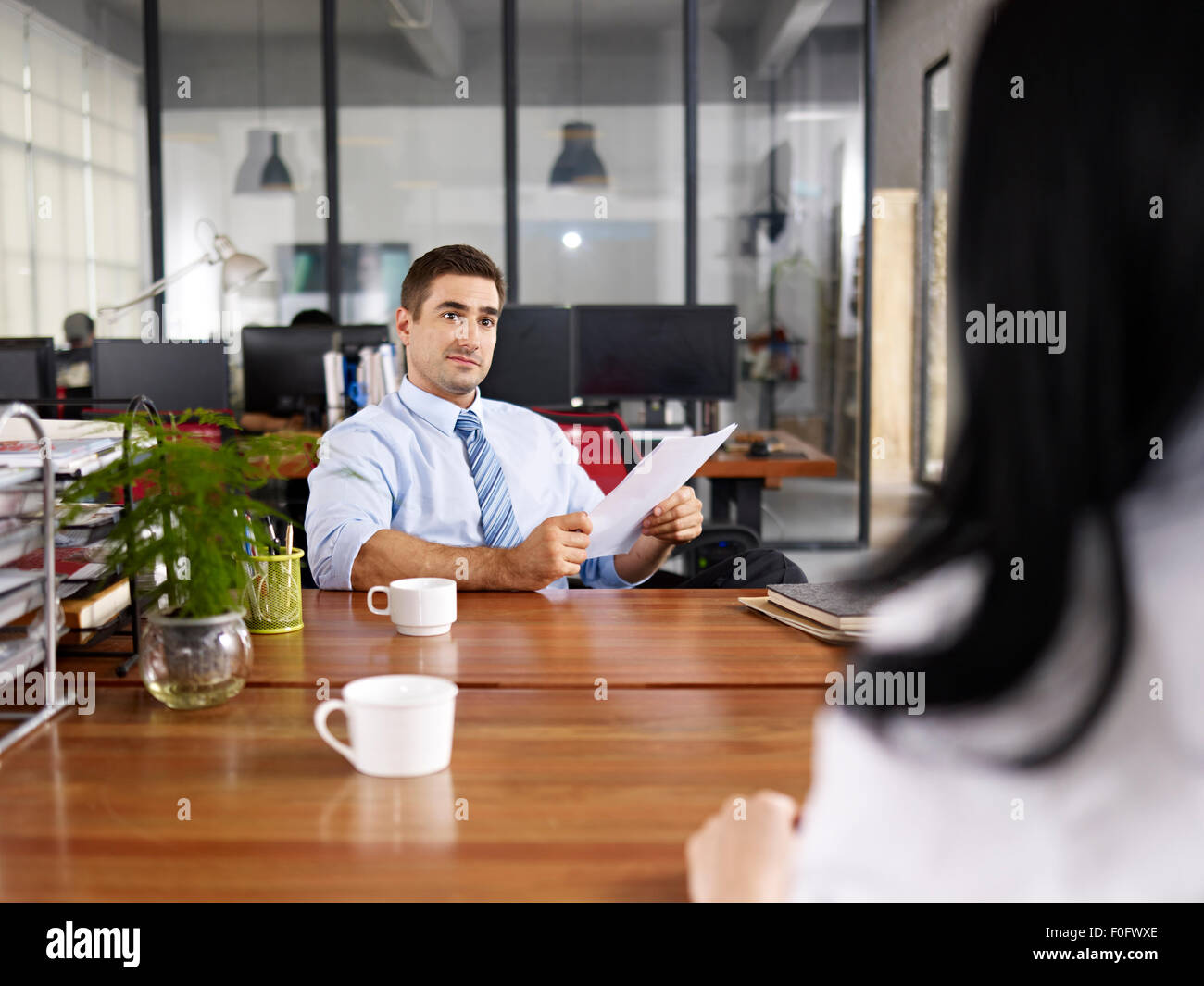 Caucasian HR manager condurre un colloquio Foto Stock