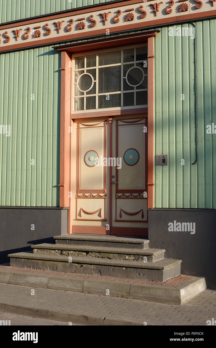 Ristrutturato casa residenziale porta anteriore Kuninga 13, Pärnu. Estonia 11 Agosto 2015 Foto Stock