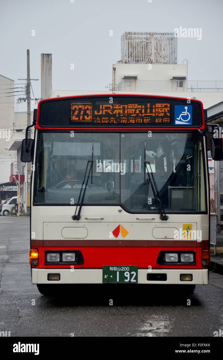 Arresto di Bus attendere persone alla stazione degli autobus per andare in giro per la città di wakayama su luglio 8, 2015 in Wakayama, Giappone Foto Stock