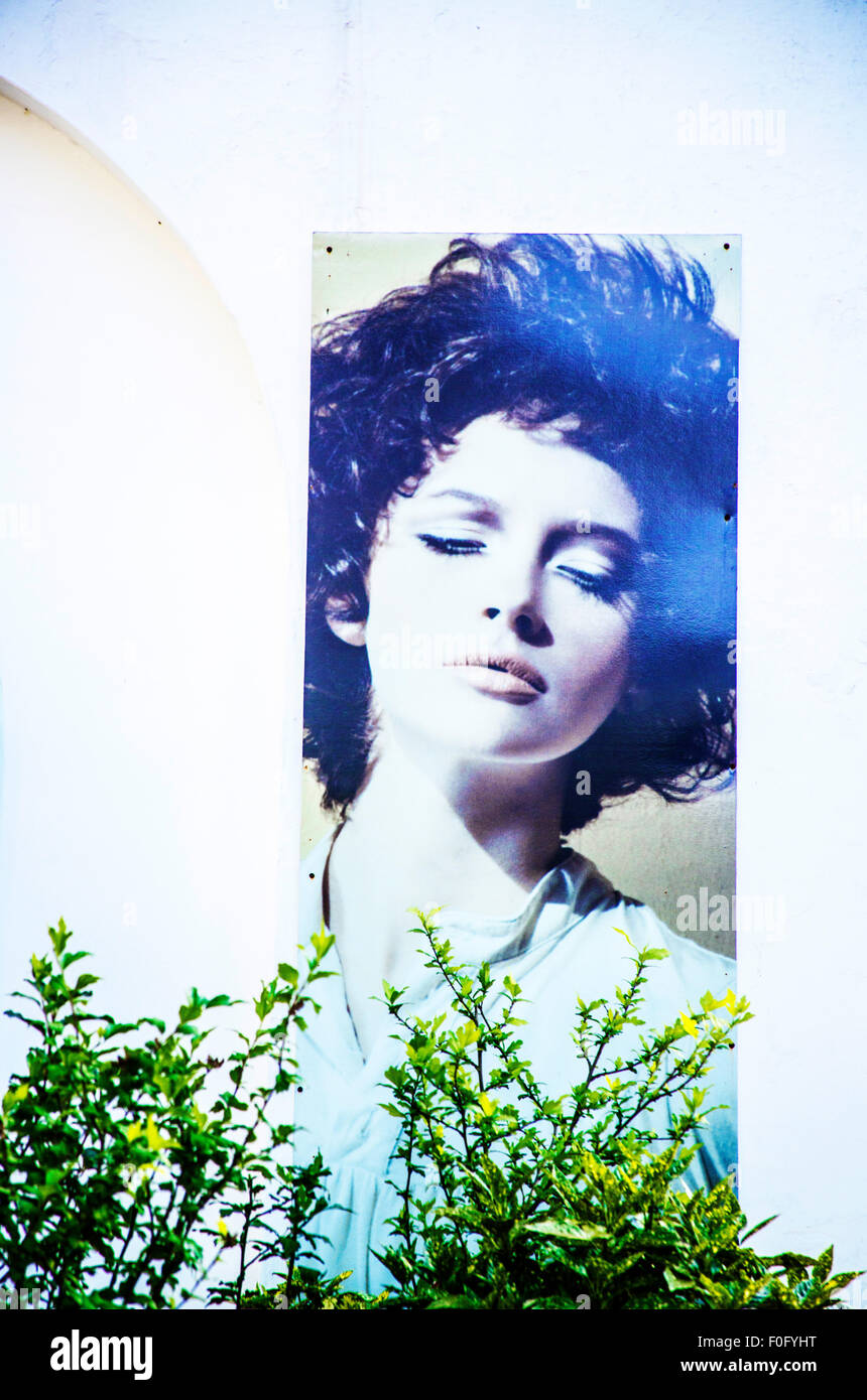 Poster della bella ragazza inviato fuori dal villaggio cinema in Puglia Foto Stock