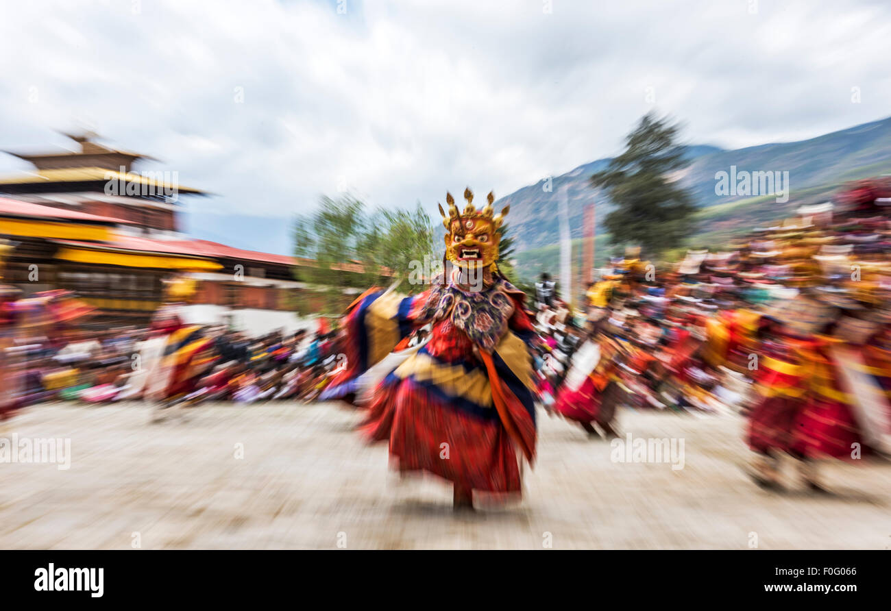 La danza della divinità terrificanti (Tungam) Paro festival religioso del Bhutan Foto Stock
