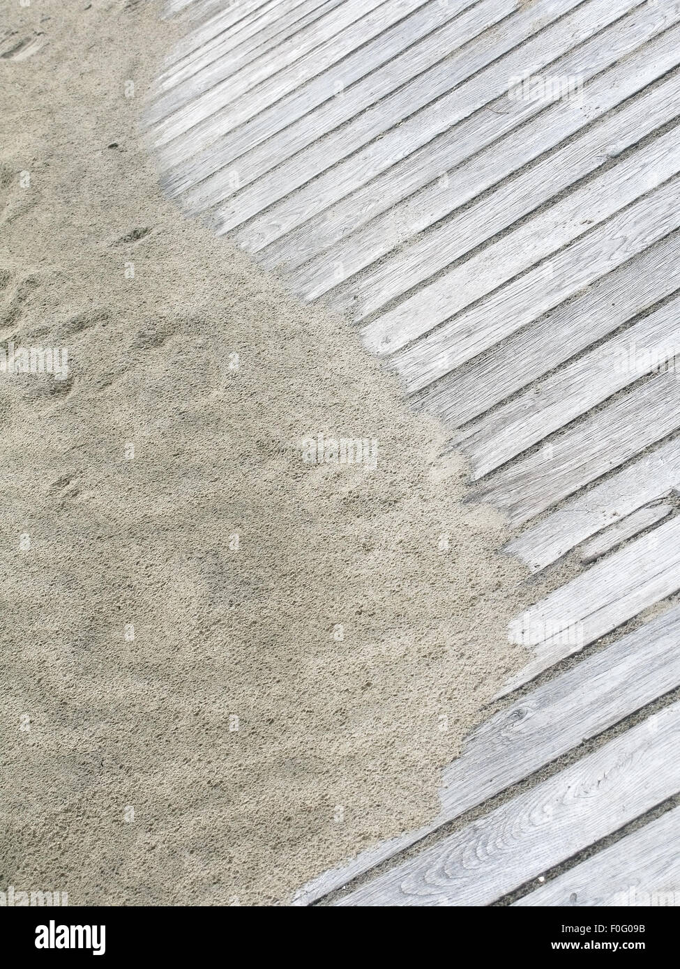 Rustico Yin Yang forma di sabbia sul Boardwalk immagine verticale. Foto Stock