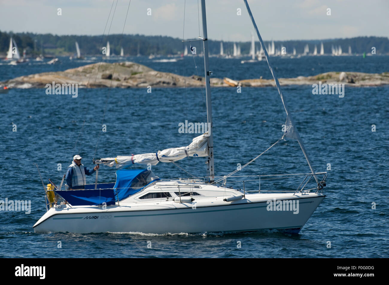 Imbarcazione a vela in gara su midsummers giorno, Kanholmsfjärden, arcipelago di Stoccolma, Svezia, giugno 2009 Foto Stock