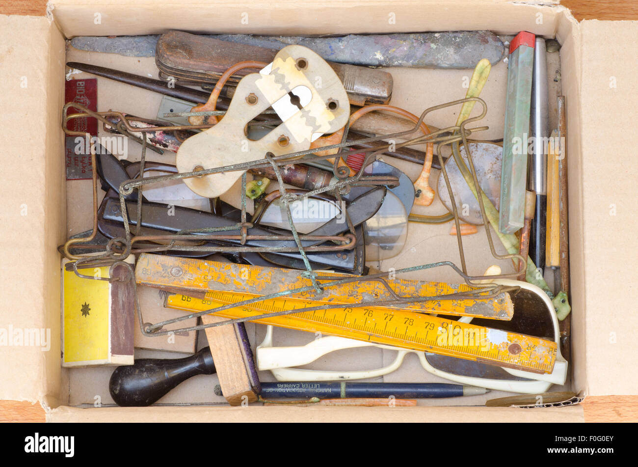 Gruppo di oggetti vintage dal vecchio cassetto Foto Stock