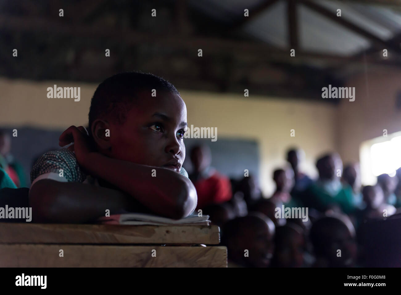 I giovani studenti che frequentano la classe Olesere scuola primaria Rift Valley Kenya Africa Foto Stock