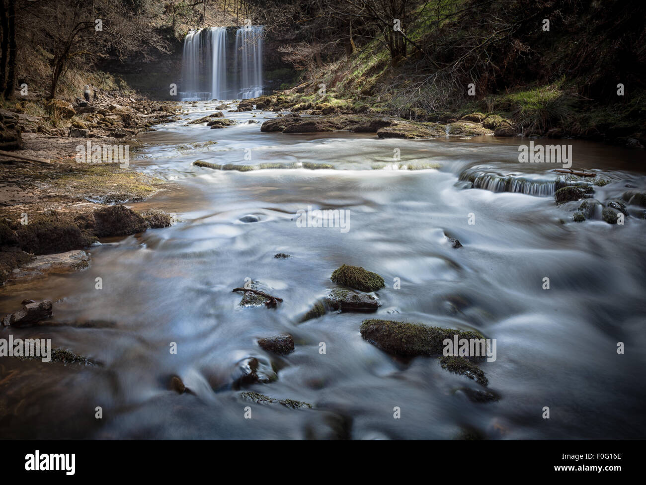 Il Afon fiume Hepste immerge su una banda di gritstone resistente per formare la cascata Sgwd yr Eira Foto Stock