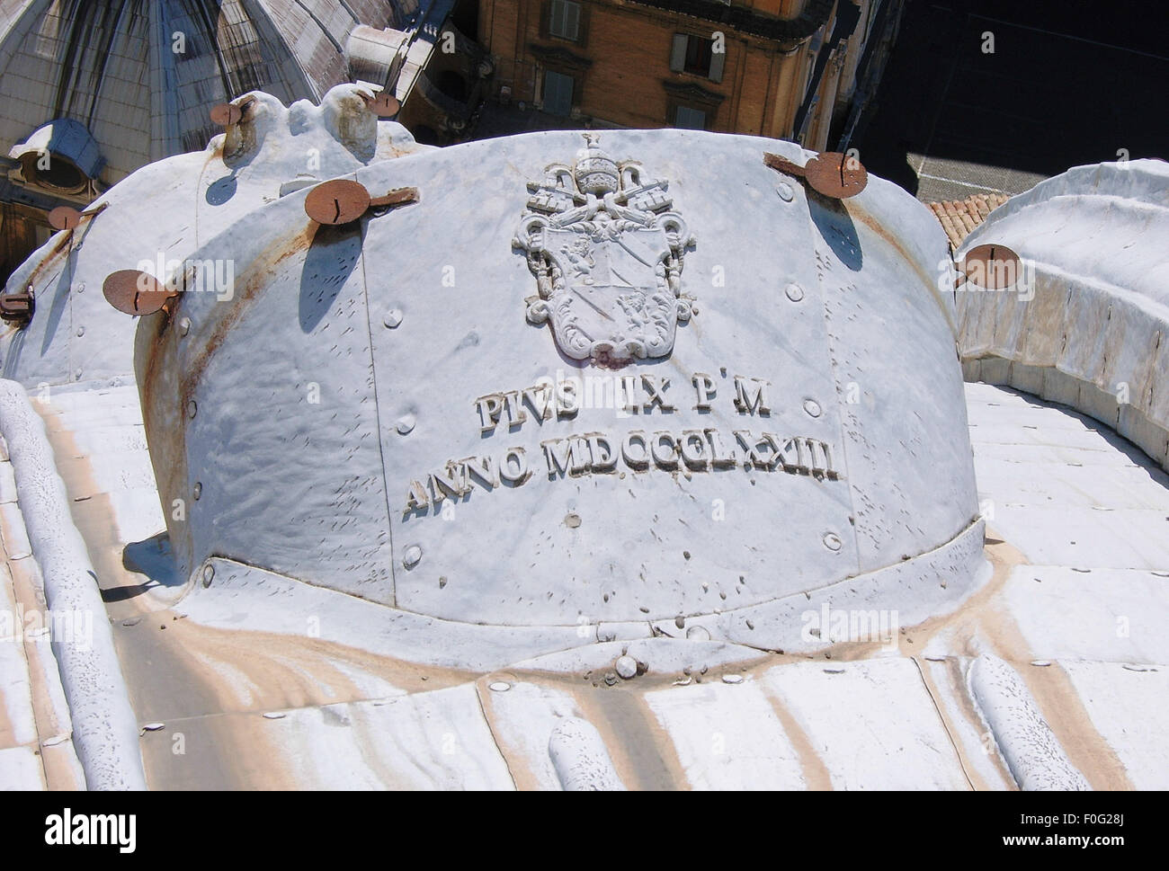 Portacandele sulla cupola della Basilica di San Pietro in Vaticano a Roma Foto Stock