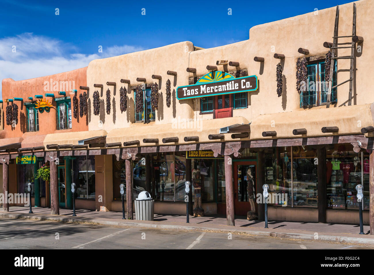 Città Vecchia le aziende di negozi e magazzini a Taos, Nuovo Messico, Stati Uniti d'America. Foto Stock