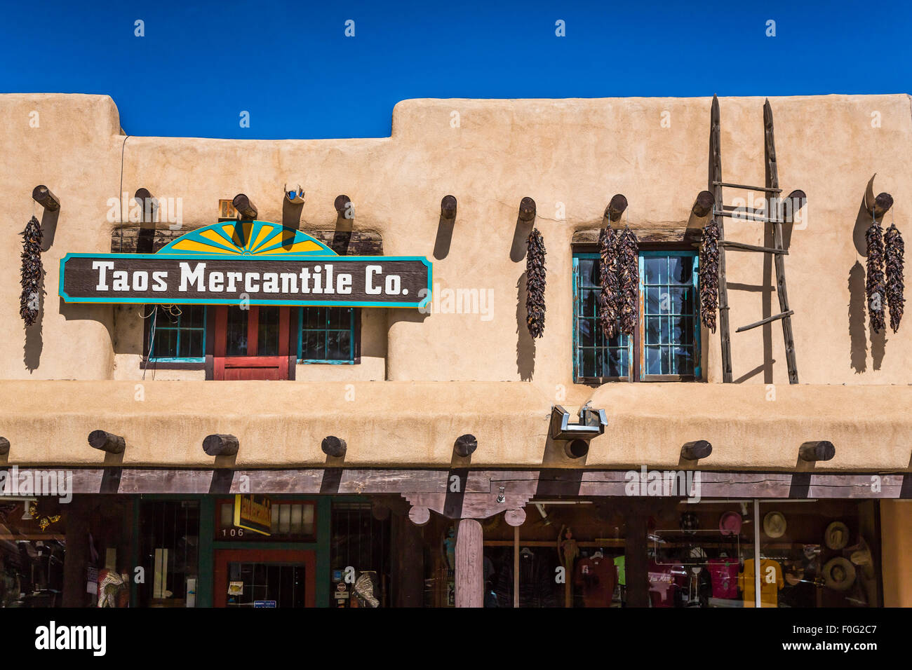 Città Vecchia le aziende di negozi e magazzini a Taos, Nuovo Messico, Stati Uniti d'America. Foto Stock