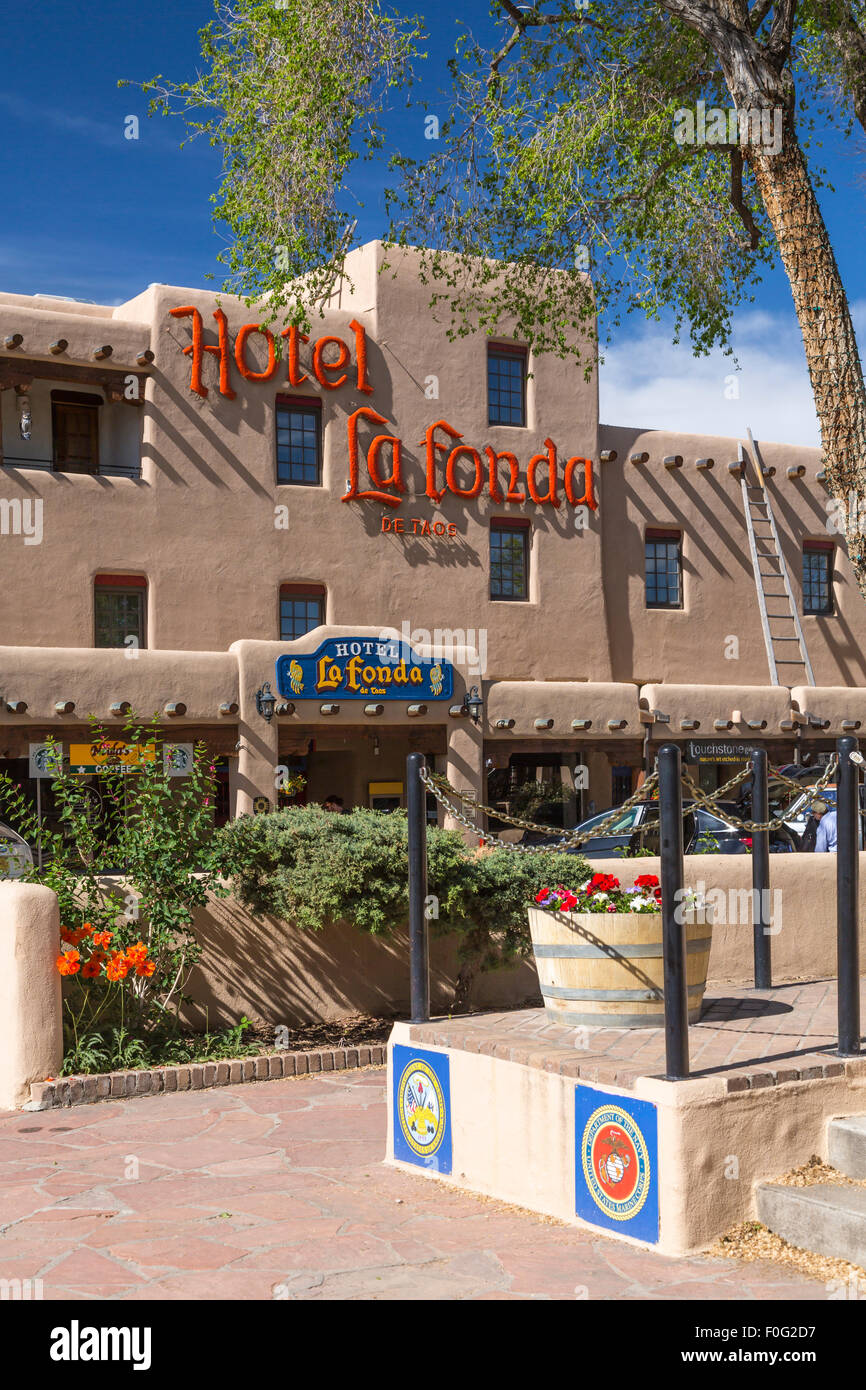 L'Hotel La Fonda in piazza della Città Vecchia di Taos, Nuovo Messico, Stati Uniti d'America. Foto Stock