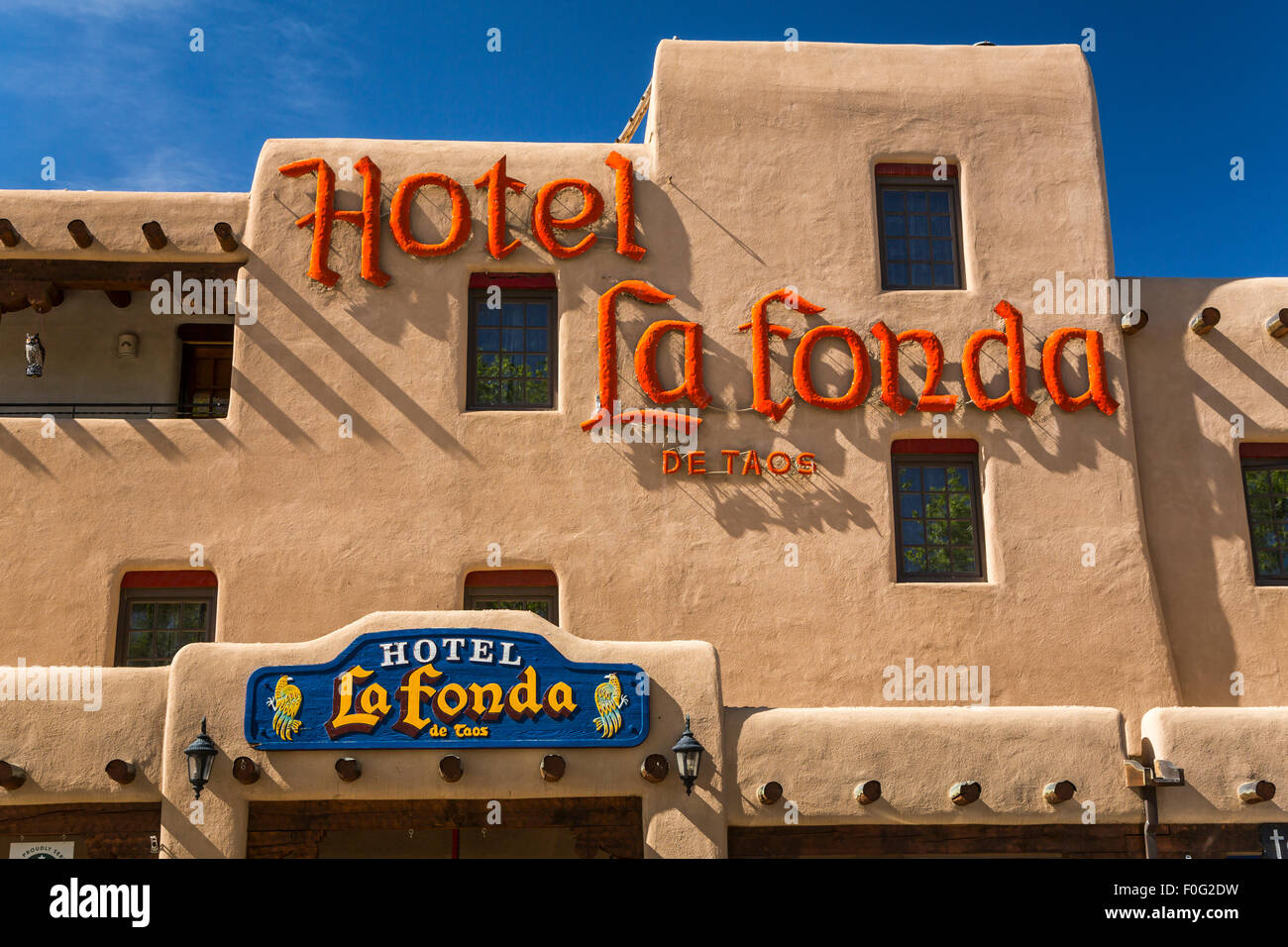 L'Hotel La Fonda in piazza della Città Vecchia di Taos, Nuovo Messico, Stati Uniti d'America. Foto Stock