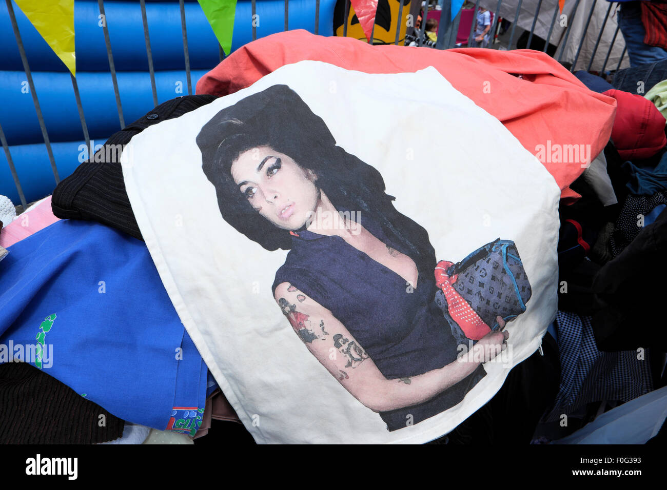 Un'immagine di Amy Winehouse stampato su un cuscino di copertura a una ridda in vendita in Hoxton, East London REGNO UNITO KATHY DEWITT Foto Stock