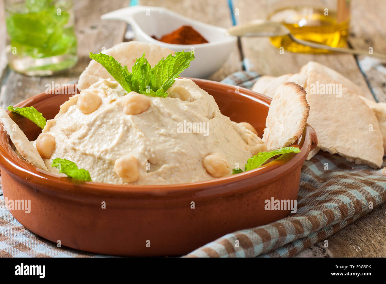 Fresca hummus libanese per il bagno di immersione con pane pita Foto Stock