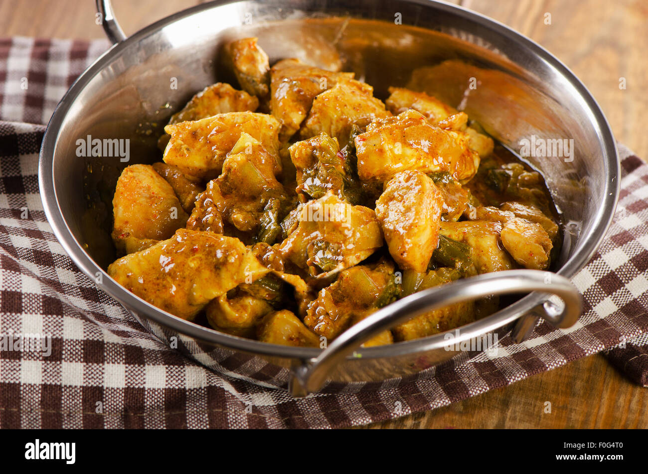 Pollo al curry di Balti piatto su un tavolo di legno. Messa a fuoco selettiva Foto Stock