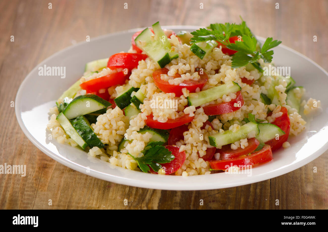 Tabulé con insalata di bulgur, prezzemolo e verdure fresche. Messa a fuoco selettiva Foto Stock