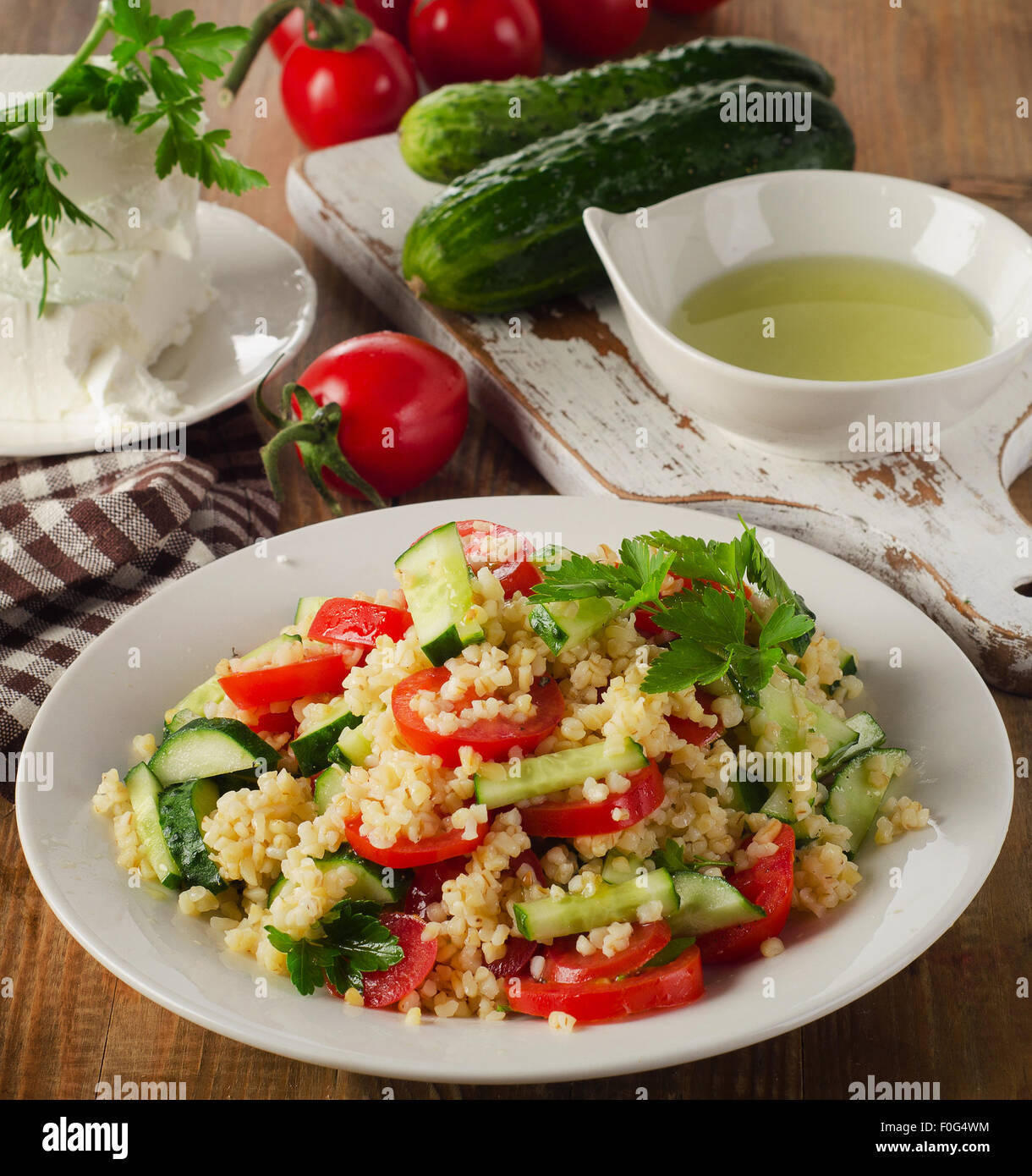 Con insalata di bulgur, prezzemolo e verdure fresche. Messa a fuoco selettiva Foto Stock