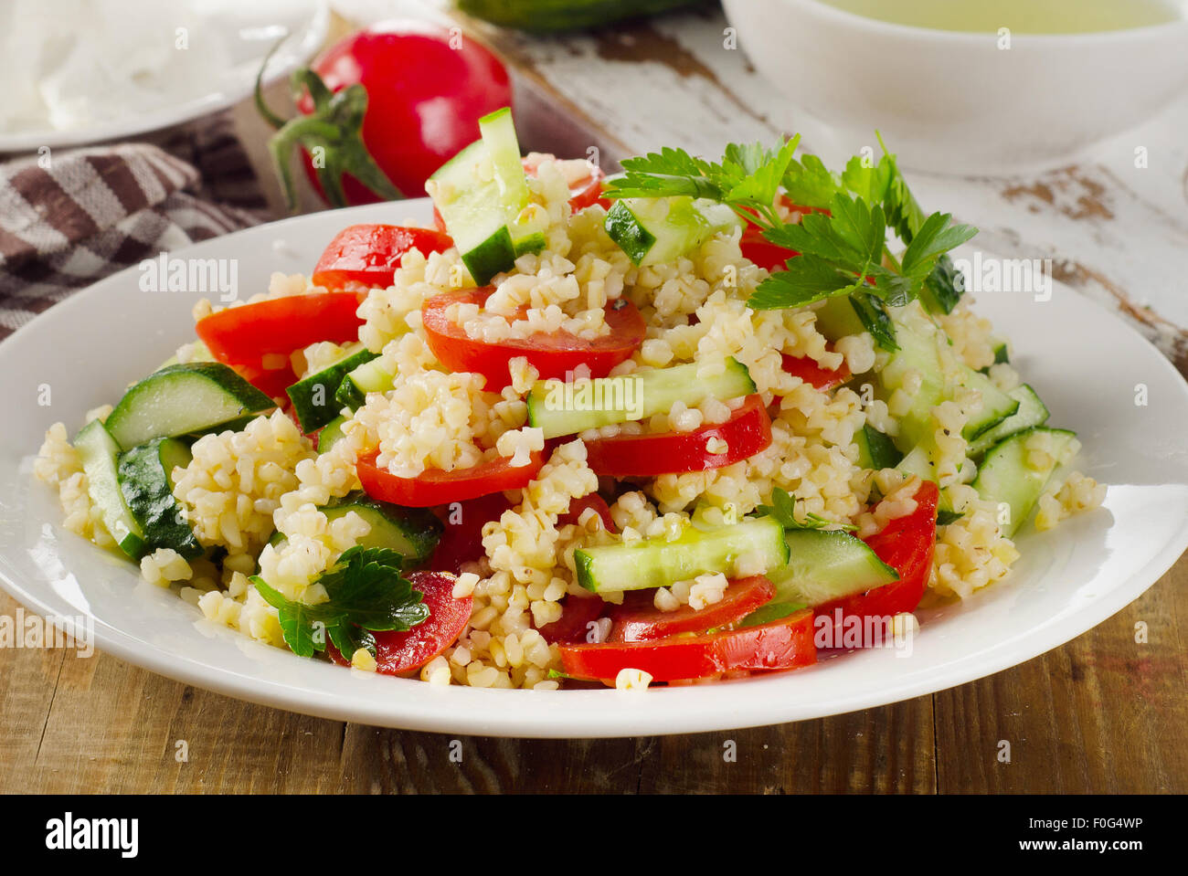 Con insalata di bulgur, prezzemolo e verdure. Messa a fuoco selettiva Foto Stock