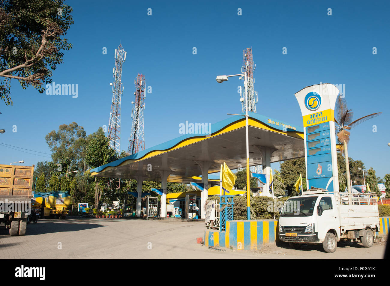 Amritsar Punjab, India. Strada moderna Bharat Petroleum benzina stazione di servizio in giallo e blu. Foto Stock