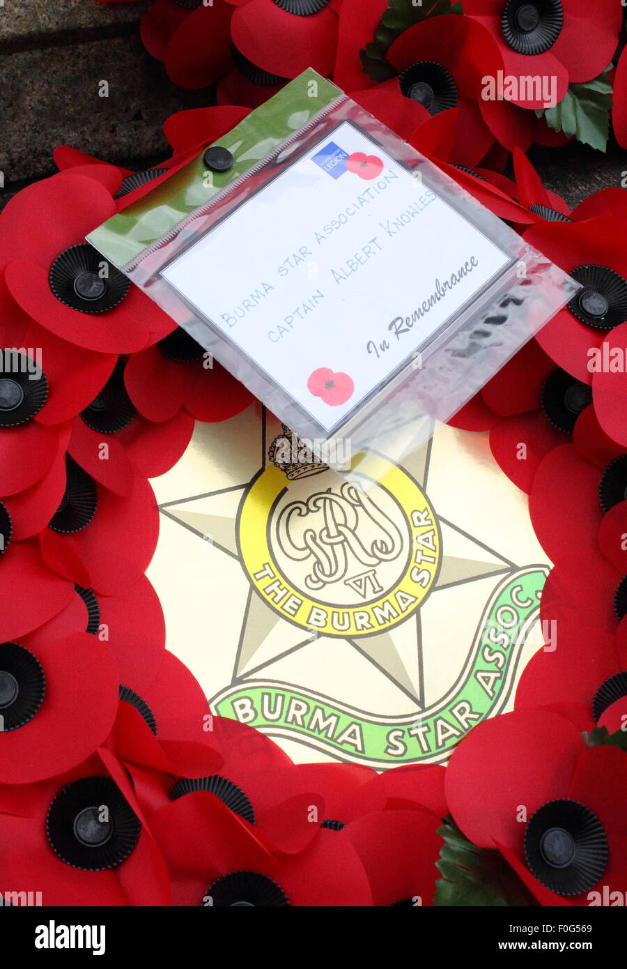 Hayfield, High Peak, Derbyshire, Regno Unito. Il 15 agosto 2015. Un "Birmania Star associazione' ghirlanda di cui al Hayfield Memoriale di guerra durante la Royal British Legion servic per contrassegnare il settantesimo anniversario della vittoria sul Giappone. Credito: Matthew Taylor/Alamy Live News Foto Stock