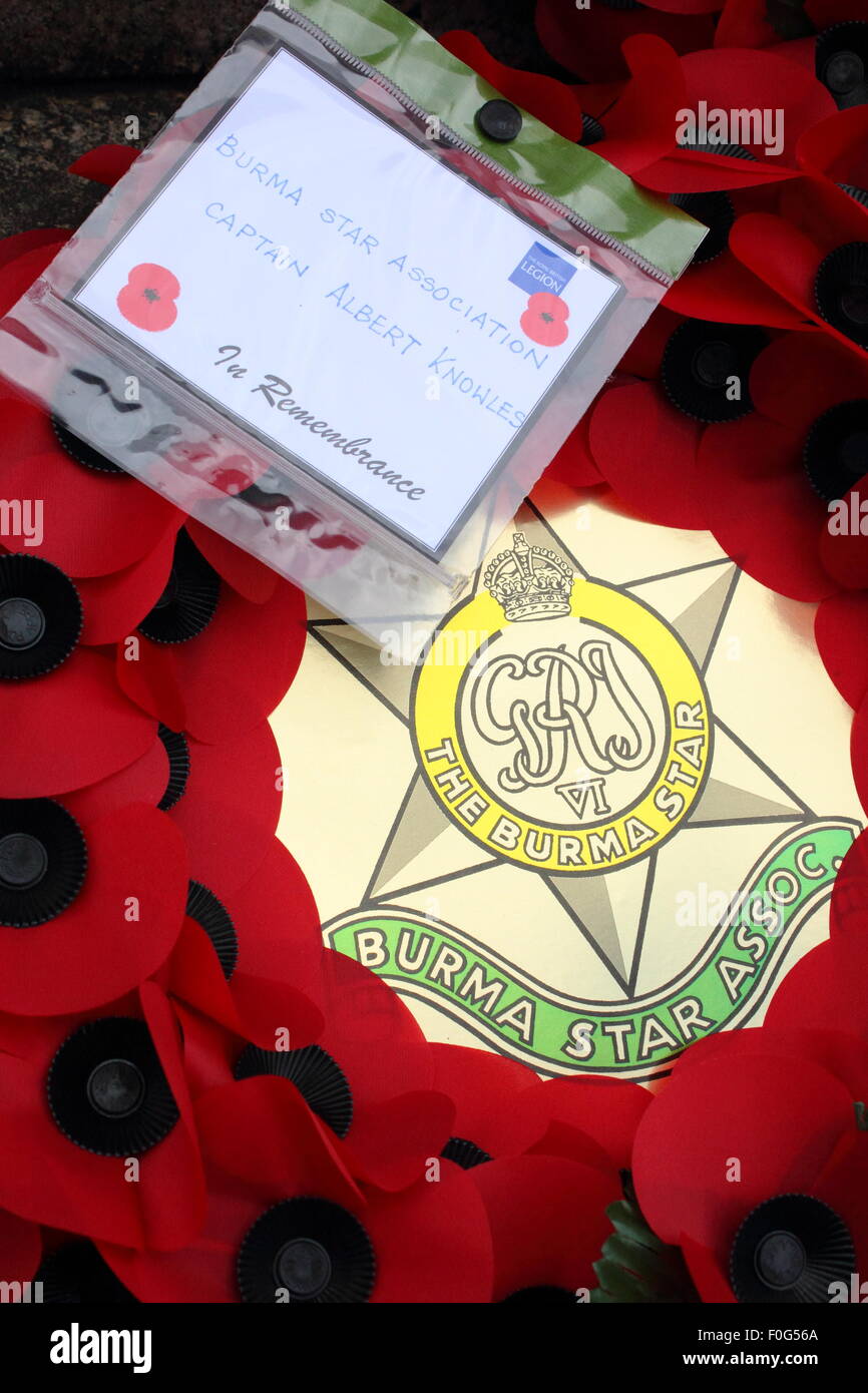 Hayfield, High Peak, Derbyshire, Regno Unito. Il 15 agosto 2015. Un "Birmania Star associazione' ghirlanda di cui al Hayfield Memoriale di guerra durante la Royal British Legion servic per contrassegnare il settantesimo anniversario della vittoria sul Giappone. Credito: Matthew Taylor/Alamy Live News Foto Stock