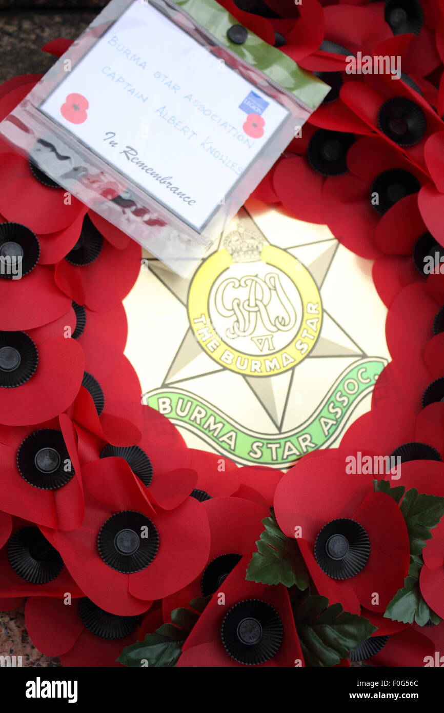 Hayfield, High Peak, Derbyshire, Regno Unito. Il 15 agosto 2015. Un "Birmania Star associazione' ghirlanda di cui al Hayfield Memoriale di guerra durante la Royal British Legion servic per contrassegnare il settantesimo anniversario della vittoria sul Giappone. Credito: Matthew Taylor/Alamy Live News Foto Stock
