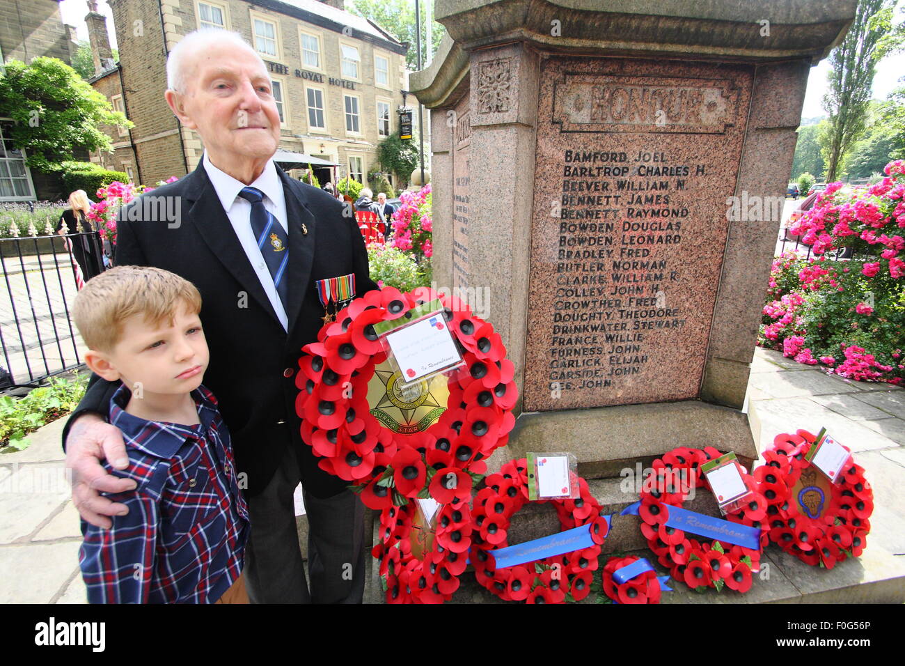 Hayfield, High Peak, Derbyshire, Regno Unito. Il 15 agosto 2015. Seconda Guerra Mondiale veterano e presidente di Hayfield Royal British Legion, Albert Knowles con la sua più giovane pronipote, Cayden Knowles, 7, al giorno VJ settantesimo anniversario service al Hayfield Memoriale di guerra. Un Royal British Legion stati per 70 anni, Albert si sta avvicinando il suo centesimo compleanno. Il Lontano Oriente veterano servita in Birmania, Malaya, India e Singapore, raggiungendo il rango di capitano. Egli divenne Presidente della Royal British Legion Hayfield succursale in 1950 ed è creduto per essere il più longevo Presidente filiale nel Regno Unito. © Matthew Taylor Foto Stock