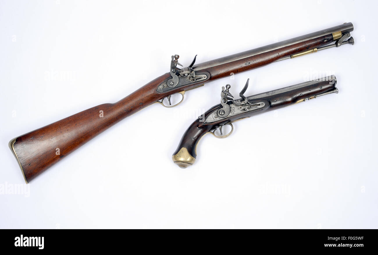 Un rarissimo esempio di 1808 Paget Cavalleria carabina flintlock come utilizzato durante il periodo georgiano e una pistola flintlock Foto Stock