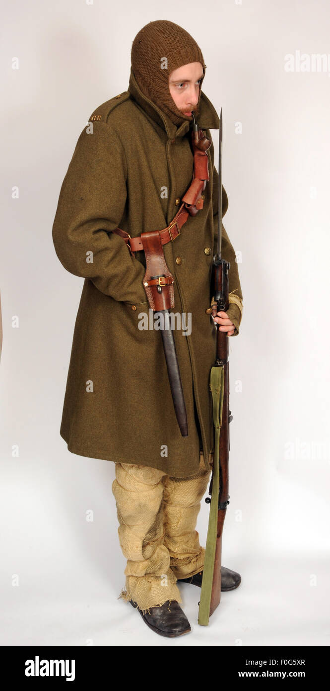 Una grande guerra come uniforme indossata da British cavalleria ussaro soldati combattono nelle trincee durante l'inverno 1914-1918. Foto Stock