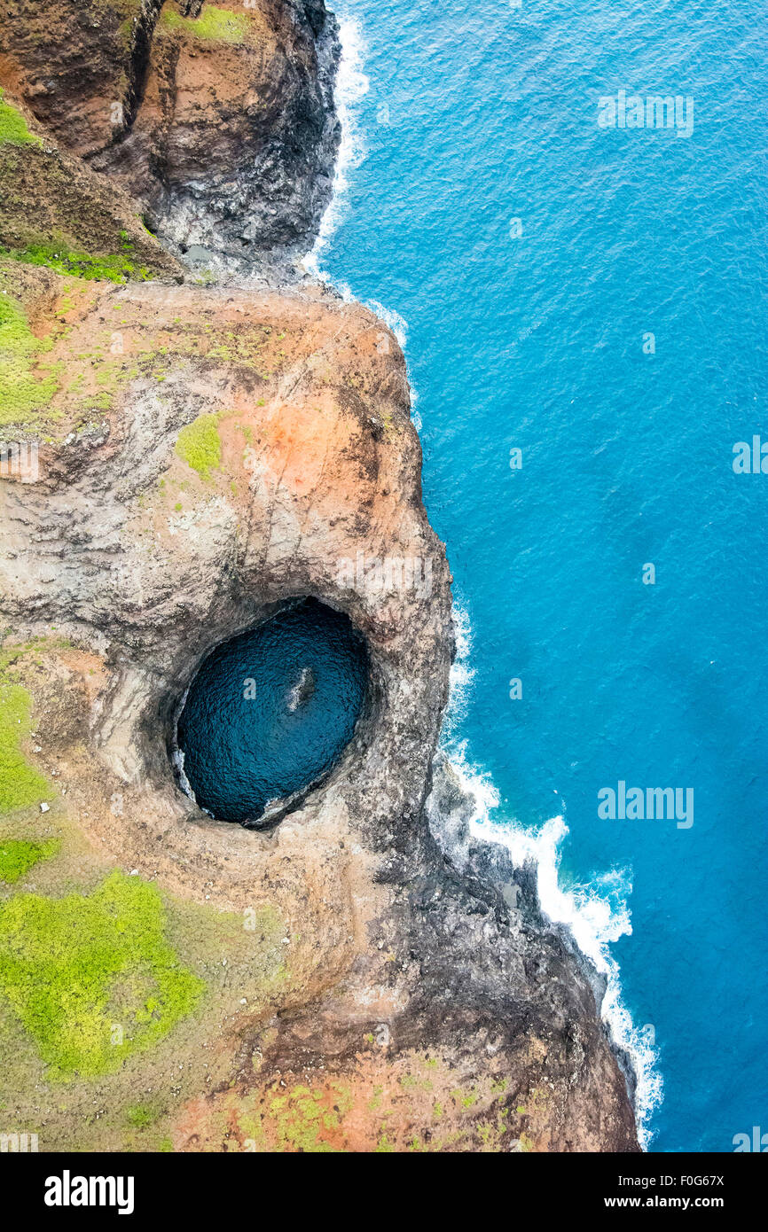 Una veduta aerea della costa Na Pali del soffitto aperto grotta durante una vibrante, giornata soleggiata mostra i colori ricchi del litorale Foto Stock