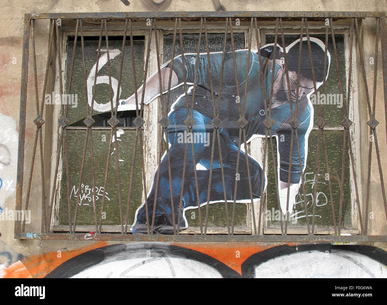 Berlin Mitte,street art su pareti,Germania - Uomo salendo da una finestra,6 Foto Stock