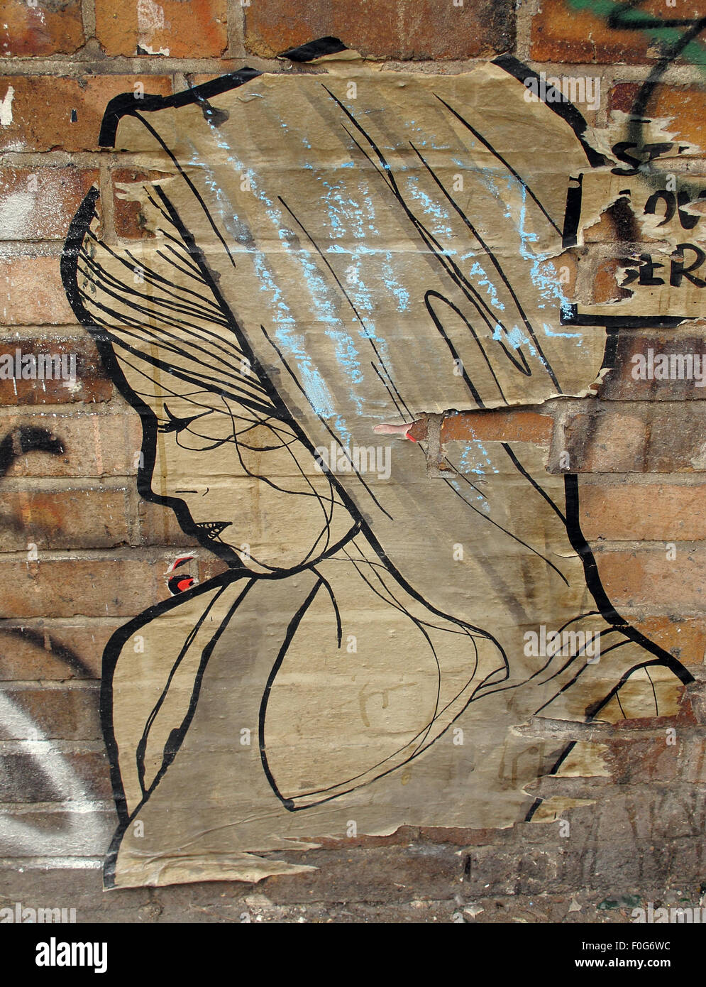 Berlin Mitte,street art su pareti,Germania - ragazza in uno scialle Foto Stock