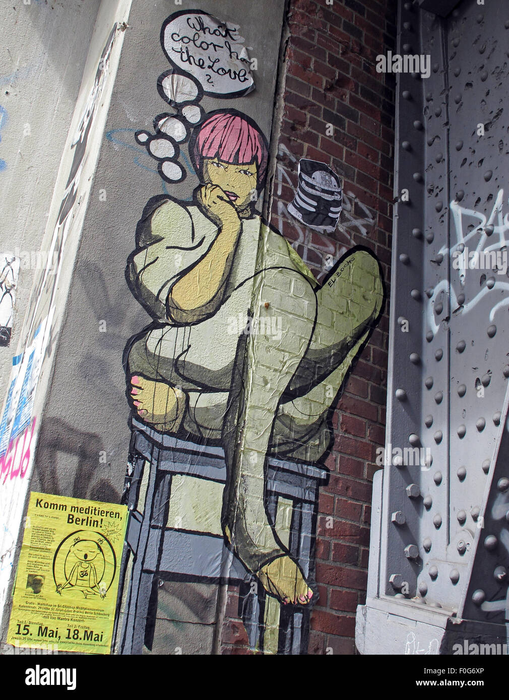 Berlin Mitte,street art su pareti,Germania- RAGAZZA siede crosslegged sulla tavola di che colore è l'amore? Foto Stock