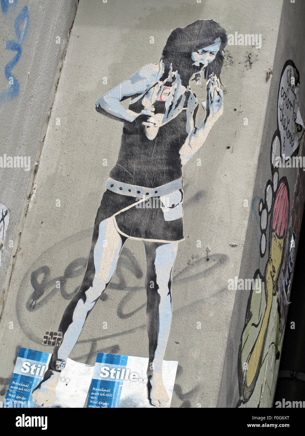 Berlin Mitte,street art su pareti,Germania- bere birra da una bottiglia,mangiare Foto Stock