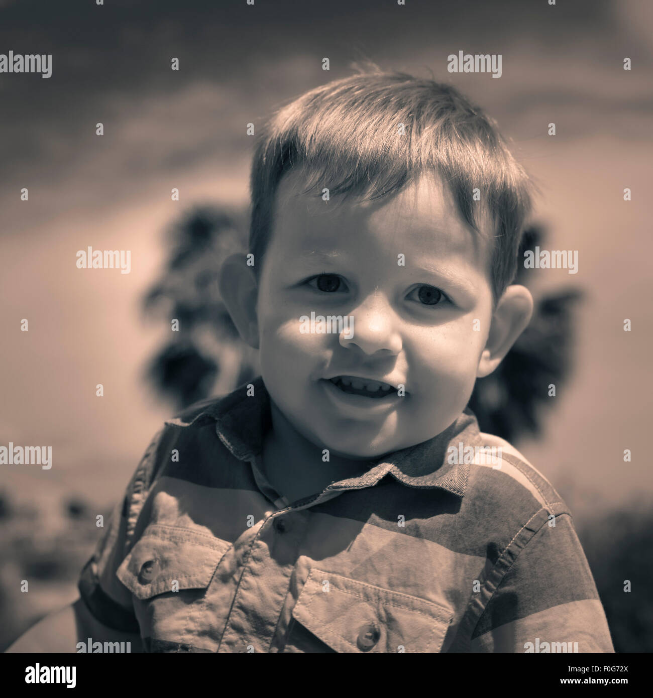 Ritratto di carino bambino sorridente ragazzo all'esterno. Foto Stock