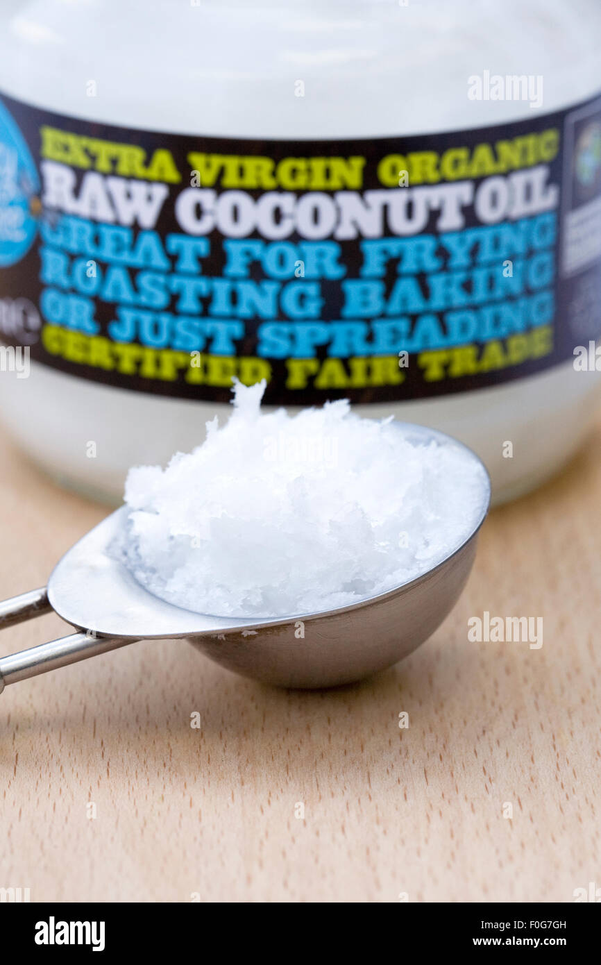 Cucchiaio di materie da olio di noce di cocco. Foto Stock